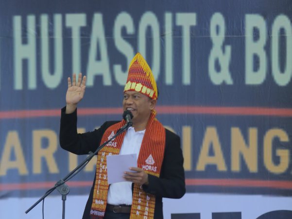 Disambut Tor-Tor dan Gondang, Wali Kota Jaktim Hadiri Pesta Partangiangan 2026 Hutasoit