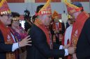 Keluarga Besar Hutasoit menyematkan ulos dan sortali kepada Wali Kota Jaktim Munjirin, didampingi Ketua Tim Penggerak PKK Jaktim Essie Feransie Munjirin, saat menghadiri Pesta Partangiangan 2026 Borsak Bimbinan Hutasoit dan Boru se-Jabodetabek di Jakarta Timur, Minggu (7/6/2026). Penyematan tersebut menjadi simbol penghormatan, persaudaraan dan pelestarian nilai-nilai budaya Batak.(Foto: Dok. Pemkot Jaktim)