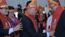 Keluarga Besar Hutasoit menyematkan ulos dan sortali kepada Wali Kota Jaktim Munjirin, didampingi Ketua Tim Penggerak PKK Jaktim Essie Feransie Munjirin, saat menghadiri Pesta Partangiangan 2026 Borsak Bimbinan Hutasoit dan Boru se-Jabodetabek di Jakarta Timur, Minggu (7/6/2026). Penyematan tersebut menjadi simbol penghormatan, persaudaraan dan pelestarian nilai-nilai budaya Batak.(Foto: Dok. Pemkot Jaktim)