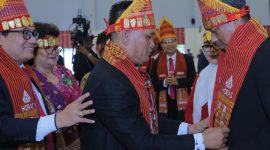 Keluarga Besar Hutasoit menyematkan ulos dan sortali kepada Wali Kota Jaktim Munjirin, didampingi Ketua Tim Penggerak PKK Jaktim Essie Feransie Munjirin, saat menghadiri Pesta Partangiangan 2026 Borsak Bimbinan Hutasoit dan Boru se-Jabodetabek di Jakarta Timur, Minggu (7/6/2026). Penyematan tersebut menjadi simbol penghormatan, persaudaraan dan pelestarian nilai-nilai budaya Batak.(Foto: Dok. Pemkot Jaktim)