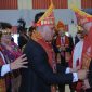 Keluarga Besar Hutasoit menyematkan ulos dan sortali kepada Wali Kota Jaktim Munjirin, didampingi Ketua Tim Penggerak PKK Jaktim Essie Feransie Munjirin, saat menghadiri Pesta Partangiangan 2026 Borsak Bimbinan Hutasoit dan Boru se-Jabodetabek di Jakarta Timur, Minggu (7/6/2026). Penyematan tersebut menjadi simbol penghormatan, persaudaraan dan pelestarian nilai-nilai budaya Batak.(Foto: Dok. Pemkot Jaktim)