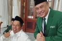 Wartawan Senior Aat Surya Safaat bersama Gubernur Jawa Barat Dedi Mulyadi usai pelantikan Pengurus Besar Mathla'ul Anwar (PBMA) masa bakti 2026-2031 di Gedung Pakuan Bandung pada 20 Juni 2026 (Foto: Dok. Humas PBMA)