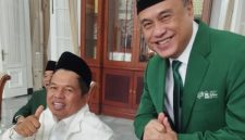 Wartawan Senior Aat Surya Safaat bersama Gubernur Jawa Barat Dedi Mulyadi usai pelantikan Pengurus Besar Mathla'ul Anwar (PBMA) masa bakti 2026-2031 di Gedung Pakuan Bandung pada 20 Juni 2026 (Foto: Dok. Humas PBMA)