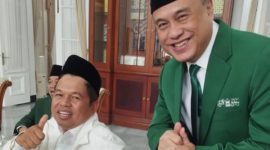 Wartawan Senior Aat Surya Safaat bersama Gubernur Jawa Barat Dedi Mulyadi usai pelantikan Pengurus Besar Mathla'ul Anwar (PBMA) masa bakti 2026-2031 di Gedung Pakuan Bandung pada 20 Juni 2026 (Foto: Dok. Humas PBMA)