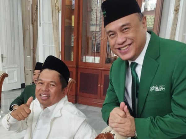 Wartawan Senior Aat Surya Safaat bersama Gubernur Jawa Barat Dedi Mulyadi usai pelantikan Pengurus Besar Mathla'ul Anwar (PBMA) masa bakti 2026-2031 di Gedung Pakuan Bandung pada 20 Juni 2026 (Foto: Dok. Humas PBMA)