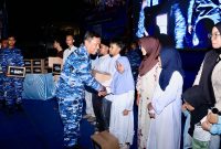 Lanud Halim Perdanakusuma menggelar baksos berupa pembagian paket sembako dalam rangkaian Hari Bakti TNI ke-79 TNI AU di Lapangan Sepak Bola Kelurahan Lubang Buaya, Jakarta Timur, Minggu (19/7/2026). (Foto: Dok. Lanud Halim)
