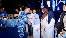 Lanud Halim Perdanakusuma menggelar baksos berupa pembagian paket sembako dalam rangkaian Hari Bakti TNI ke-79 TNI AU di Lapangan Sepak Bola Kelurahan Lubang Buaya, Jakarta Timur, Minggu (19/7/2026). (Foto: Dok. Lanud Halim)