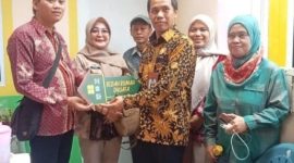 Penyerahan kunci rumah program bantuan rumah Baznas layak huni kepada keluarga dhuafa di Kelurahan Pinang Ranti, Kecamatan Makasar, Jakarta Timur, Jumat (3/7/2026). (Foto: Dok. Baznas Jaktim)