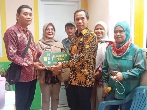 Penyerahan kunci rumah program bantuan rumah Baznas layak huni kepada keluarga dhuafa di Kelurahan Pinang Ranti, Kecamatan Makasar, Jakarta Timur, Jumat (3/7/2026). (Foto: Dok. Baznas Jaktim)