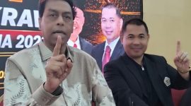 Asian Sepaktakraw Federation (ASTAF) President and International Sepaktakraw Federation (ISTAF) Secretary-General Datuk Abdul Halim Kader (left) poses with Indonesian Sepaktakraw Association (PB PSTI) chairman Surianto during the closing ceremony of the ASTAF Referee Training Course at Jakarta State University (UNJ) in East Jakarta on July 19, 2026. (Foto: Mercinews.com)