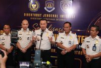 Dirjen Imigrasi Hendarsam Marantoko (tengah) saat menyampaikan keterangan pers terkait kegiatan Sosialisasi Penguatan Kepatuhan Internal Terintegrasi di Surabaya, Jawa Timur, pada 1-3 Juli 2026. (Foto: istimewa)