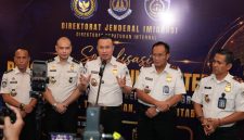 Dirjen Imigrasi Hendarsam Marantoko (tengah) saat menyampaikan keterangan pers terkait kegiatan Sosialisasi Penguatan Kepatuhan Internal Terintegrasi di Surabaya, Jawa Timur, pada 1-3 Juli 2026. (Foto: istimewa)
