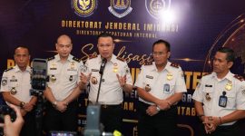 Dirjen Imigrasi Hendarsam Marantoko (tengah) saat menyampaikan keterangan pers terkait kegiatan Sosialisasi Penguatan Kepatuhan Internal Terintegrasi di Surabaya, Jawa Timur, pada 1-3 Juli 2026. (Foto: istimewa)