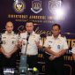 Dirjen Imigrasi Hendarsam Marantoko (tengah) saat menyampaikan keterangan pers terkait kegiatan Sosialisasi Penguatan Kepatuhan Internal Terintegrasi di Surabaya, Jawa Timur, pada 1-3 Juli 2026. (Foto: istimewa)
