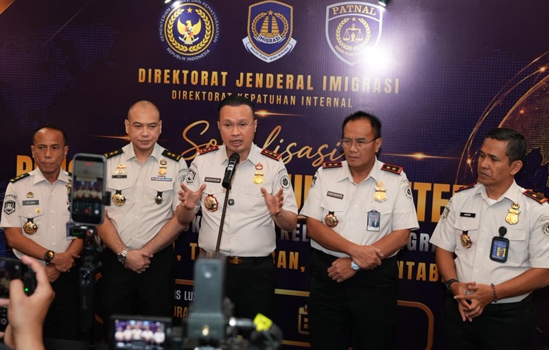 Dirjen Imigrasi Hendarsam Marantoko (tengah) saat menyampaikan keterangan pers terkait kegiatan Sosialisasi Penguatan Kepatuhan Internal Terintegrasi di Surabaya, Jawa Timur, pada 1-3 Juli 2026. (Foto: istimewa)