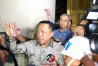 Eks Jampidsus Febrie Adriansyah dikawal menuju Rutan Cabang KPK di Gedung Merah Putih KPK, Jakarta Selatan, Jumat (24/7/2026) malam. (Fad/Mercinews.com)
