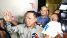 Eks Jampidsus Febrie Adriansyah dikawal menuju Rutan Cabang KPK di Gedung Merah Putih KPK, Jakarta Selatan, Jumat (24/7/2026) malam. (Fad/Mercinews.com)