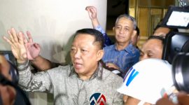 Eks Jampidsus Febrie Adriansyah dikawal menuju Rutan Cabang KPK di Gedung Merah Putih KPK, Jakarta Selatan, Jumat (24/7/2026) malam. (Fad/Mercinews.com)