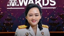 Kakanwil Ditjem Imigrasi Bali, Felucia Sengky Ratna, menerima penghargaan Anugerah Figur Akselerator Kemajuan 2026 dalam ajang Anugerah Inovasi dan Kontribusi untuk Bali Nusa Tenggara 2026 (detikBali-Nusra Awards 2026). (Foto: istimewa)