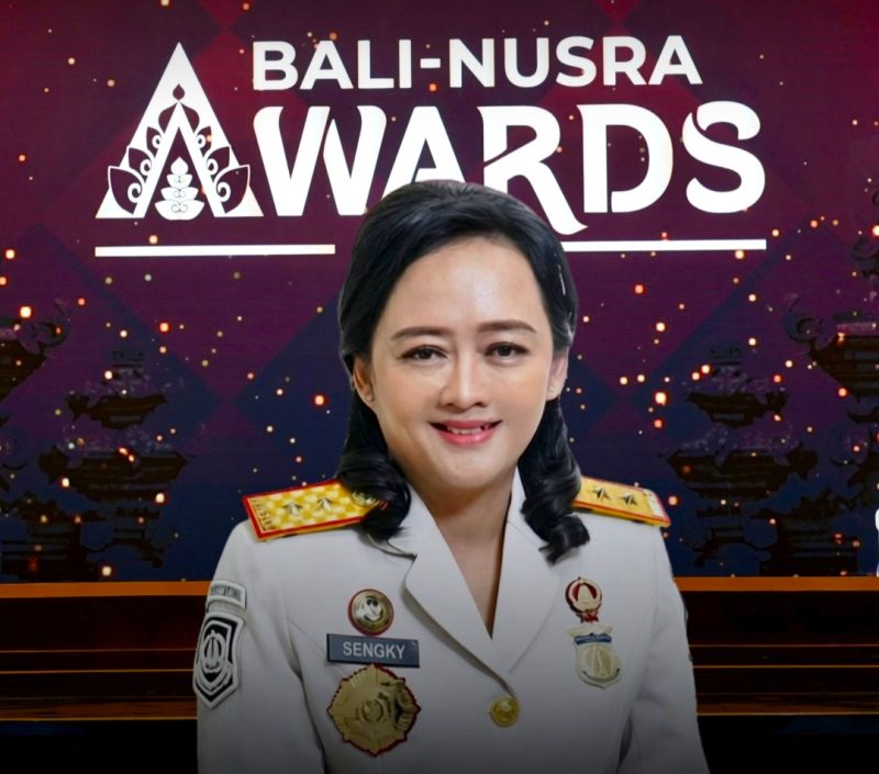 Kakanwil Ditjem Imigrasi Bali, Felucia Sengky Ratna, menerima penghargaan Anugerah Figur Akselerator Kemajuan 2026 dalam ajang Anugerah Inovasi dan Kontribusi untuk Bali Nusa Tenggara 2026 (detikBali-Nusra Awards 2026). (Foto: istimewa)