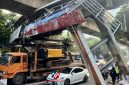 Jembatan penyeberangan orang (JPO) di Jalan Kapten Tendean, Mampang Prapatan, Jakarta Selatan, mengalami kerusakan setelah tertabrak truk pengangkut crane pada Selasa (14/7/2026) dini hari. (Foto: Mercinews.com)