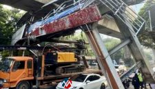 Jembatan penyeberangan orang (JPO) di Jalan Kapten Tendean, Mampang Prapatan, Jakarta Selatan, mengalami kerusakan setelah tertabrak truk pengangkut crane pada Selasa (14/7/2026) dini hari. (Foto: Mercinews.com)