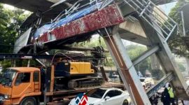 Jembatan penyeberangan orang (JPO) di Jalan Kapten Tendean, Mampang Prapatan, Jakarta Selatan, mengalami kerusakan setelah tertabrak truk pengangkut crane pada Selasa (14/7/2026) dini hari. (Foto: Mercinews.com)