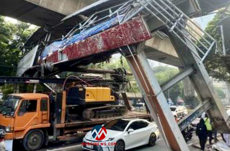 Jembatan penyeberangan orang (JPO) di Jalan Kapten Tendean, Mampang Prapatan, Jakarta Selatan, mengalami kerusakan setelah tertabrak truk pengangkut crane pada Selasa (14/7/2026) dini hari. (Foto: Mercinews.com)