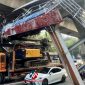 Jembatan penyeberangan orang (JPO) di Jalan Kapten Tendean, Mampang Prapatan, Jakarta Selatan, mengalami kerusakan setelah tertabrak truk pengangkut crane pada Selasa (14/7/2026) dini hari. (Foto: Mercinews.com)