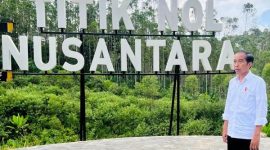 Presiden Jokowi saat meninjau pembangunan infrastruktur kawasan Ibu Kota Nusantara (IKN), di Kabupaten Penajam Paser Utara, Kaltim, Selasa, 25 Oktober 2022. (Foto: Dok. BPMI Setpres) 