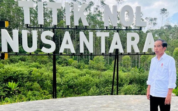 Presiden Jokowi saat meninjau pembangunan infrastruktur kawasan Ibu Kota Nusantara (IKN), di Kabupaten Penajam Paser Utara, Kaltim, Selasa, 25 Oktober 2022. (Foto: Dok. BPMI Setpres) 