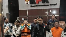 Bupati Lombok Barat Lalu Ahmad Zaini (kedua kanan) berjalan menuju mobil tahanan usai ditetapkan sebagai tersangka kasus dugaan korupsi di Gedung Merah Putih KPK, Jakarta, Selasa (21/7/2026). (Foto: istimewa)