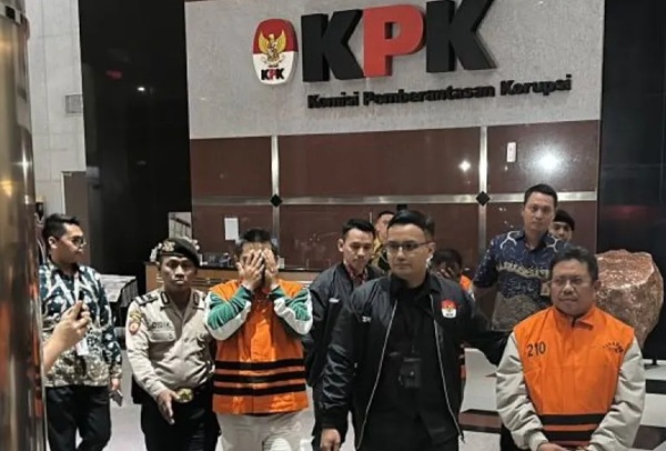 Bupati Lombok Barat Lalu Ahmad Zaini (kedua kanan) berjalan menuju mobil tahanan usai ditetapkan sebagai tersangka kasus dugaan korupsi di Gedung Merah Putih KPK, Jakarta, Selasa (21/7/2026). (Foto: istimewa)