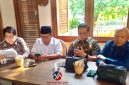 Koordinator Kosmak Ronald Loblobly (kedua kanan) bersama Sugeng Teguh Santoso (kedua kiri), Petrus Selestinus (kanan) dan Carrel Ticualu (kiri) saat konferensi pers di Jakarta, Kamis (9/7/2026). (Foto: istimewa)