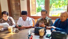 Koordinator Kosmak Ronald Loblobly (kedua kanan) bersama Sugeng Teguh Santoso (kedua kiri), Petrus Selestinus (kanan) dan Carrel Ticualu (kiri) saat konferensi pers di Jakarta, Kamis (9/7/2026). (Foto: istimewa)