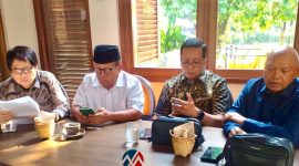 Koordinator Kosmak Ronald Loblobly (kedua kanan) bersama Sugeng Teguh Santoso (kedua kiri), Petrus Selestinus (kanan) dan Carrel Ticualu (kiri) saat konferensi pers di Jakarta, Kamis (9/7/2026). (Foto: istimewa)