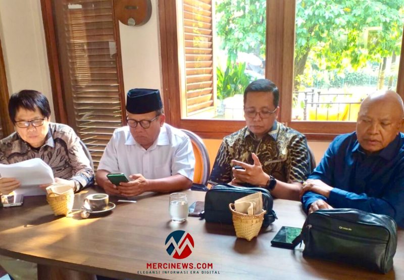 Koordinator Kosmak Ronald Loblobly (kedua kanan) bersama Sugeng Teguh Santoso (kedua kiri), Petrus Selestinus (kanan) dan Carrel Ticualu (kiri) saat konferensi pers di Jakarta, Kamis (9/7/2026). (Foto: istimewa)