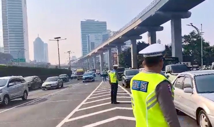 Situasi arus lalu lintas Senin (13)7/2026) di Ruas Tol Dalam Kota (Exit Tol Tegal Parang) arah Jalur Arteri terpantau pada padat. (Foto: Dok. TMC Polda Metro Jaya)