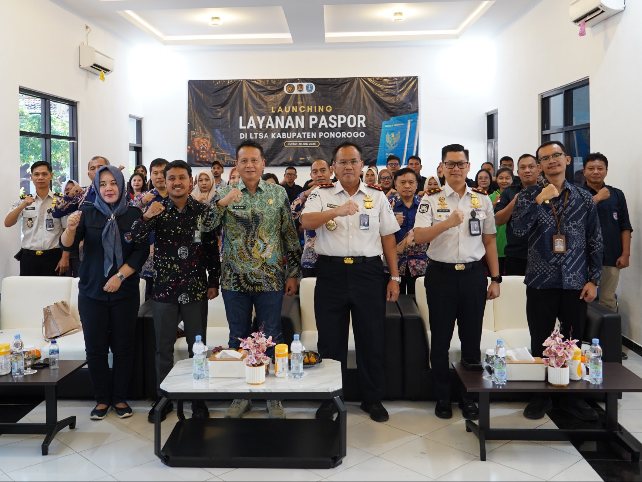 Kantor Imigrasi Kelas II Non TPI Ponorogo resmi membuka layanan permohonan paspor bagi Calon Pekerja Migran Indonesia (CPMI) di Layanan Terpadu Satu Atap (LTSA) Kabupaten Ponorogo yang berada di Dinas Tenaga Kerja Kabupaten Ponorogo, Jawa Timur, Jumat (10/7/2026). (Foto: Dok. Humas Kanim Ponorogo)