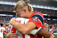 Erling Haaland memeluk Jude Bellingham usai laga perempat final Norwegia vs Inggris di Miami Stadium, Minggu (12/7/2026) pagi WIB. (Foto: Dok. X@BuggingPop)