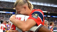 Erling Haaland memeluk Jude Bellingham usai laga perempat final Norwegia vs Inggris di Miami Stadium, Minggu (12/7/2026) pagi WIB. (Foto: Dok. X@BuggingPop)