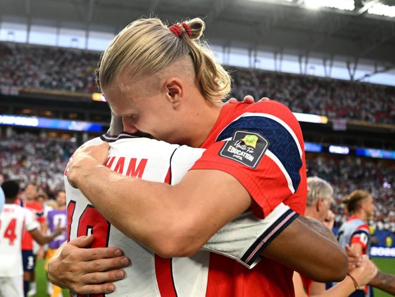Erling Haaland memeluk Jude Bellingham usai laga perempat final Norwegia vs Inggris di Miami Stadium, Minggu (12/7/2026) pagi WIB. (Foto: Dok. X@BuggingPop)
