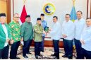 Ketua Umum Pengurus Besar Mathla'ul Anwar (PBMA) Dr KH Jazuli Juwaini MA (keempat, kiri) dan Kepala BIN Jendral TNI (Purn) Muhammad Herindra (keempat, kanan) saling bertukar cinderamata dalam silaturahmi di Jakarta, Rabu 8 Juli 2026 (Foto: Dok. Humas PBMA)