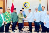 Ketua Umum Pengurus Besar Mathla'ul Anwar (PBMA) Dr KH Jazuli Juwaini MA (keempat, kiri) dan Kepala BIN Jendral TNI (Purn) Muhammad Herindra (keempat, kanan) saling bertukar cinderamata dalam silaturahmi di Jakarta, Rabu 8 Juli 2026 (Foto: Dok. Humas PBMA)