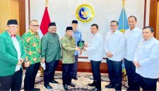 Ketua Umum Pengurus Besar Mathla'ul Anwar (PBMA) Dr KH Jazuli Juwaini MA (keempat, kiri) dan Kepala BIN Jendral TNI (Purn) Muhammad Herindra (keempat, kanan) saling bertukar cinderamata dalam silaturahmi di Jakarta, Rabu 8 Juli 2026 (Foto: Dok. Humas PBMA)