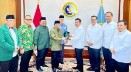 Ketua Umum Pengurus Besar Mathla'ul Anwar (PBMA) Dr KH Jazuli Juwaini MA (keempat, kiri) dan Kepala BIN Jendral TNI (Purn) Muhammad Herindra (keempat, kanan) saling bertukar cinderamata dalam silaturahmi di Jakarta, Rabu 8 Juli 2026 (Foto: Dok. Humas PBMA)