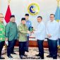 Ketua Umum Pengurus Besar Mathla'ul Anwar (PBMA) Dr KH Jazuli Juwaini MA (keempat, kiri) dan Kepala BIN Jendral TNI (Purn) Muhammad Herindra (keempat, kanan) saling bertukar cinderamata dalam silaturahmi di Jakarta, Rabu 8 Juli 2026 (Foto: Dok. Humas PBMA)