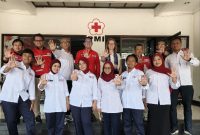Akademisi dari Department of Political Science Umeå University, Swedia, Associate Professor Veronica Strandh (belakang ketiga dari kiri) bersama Pengurus dan relawan di Markas PMI Kota Jakarta Utara di Semper, Jumat (10/7/2026). (Foto: Dok. PMI Jakarta Utara)