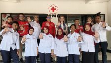 Akademisi dari Department of Political Science Umeå University, Swedia, Associate Professor Veronica Strandh (belakang ketiga dari kiri) bersama Pengurus dan relawan di Markas PMI Kota Jakarta Utara di Semper, Jumat (10/7/2026). (Foto: Dok. PMI Jakarta Utara)