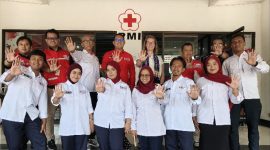 Akademisi dari Department of Political Science Umeå University, Swedia, Associate Professor Veronica Strandh (belakang ketiga dari kiri) bersama Pengurus dan relawan di Markas PMI Kota Jakarta Utara di Semper, Jumat (10/7/2026). (Foto: Dok. PMI Jakarta Utara)